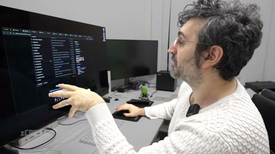 Explain hardware and license before installation at 1:21