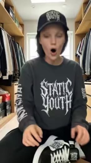 Demonstrate a simulated influencer delivery at 0:00